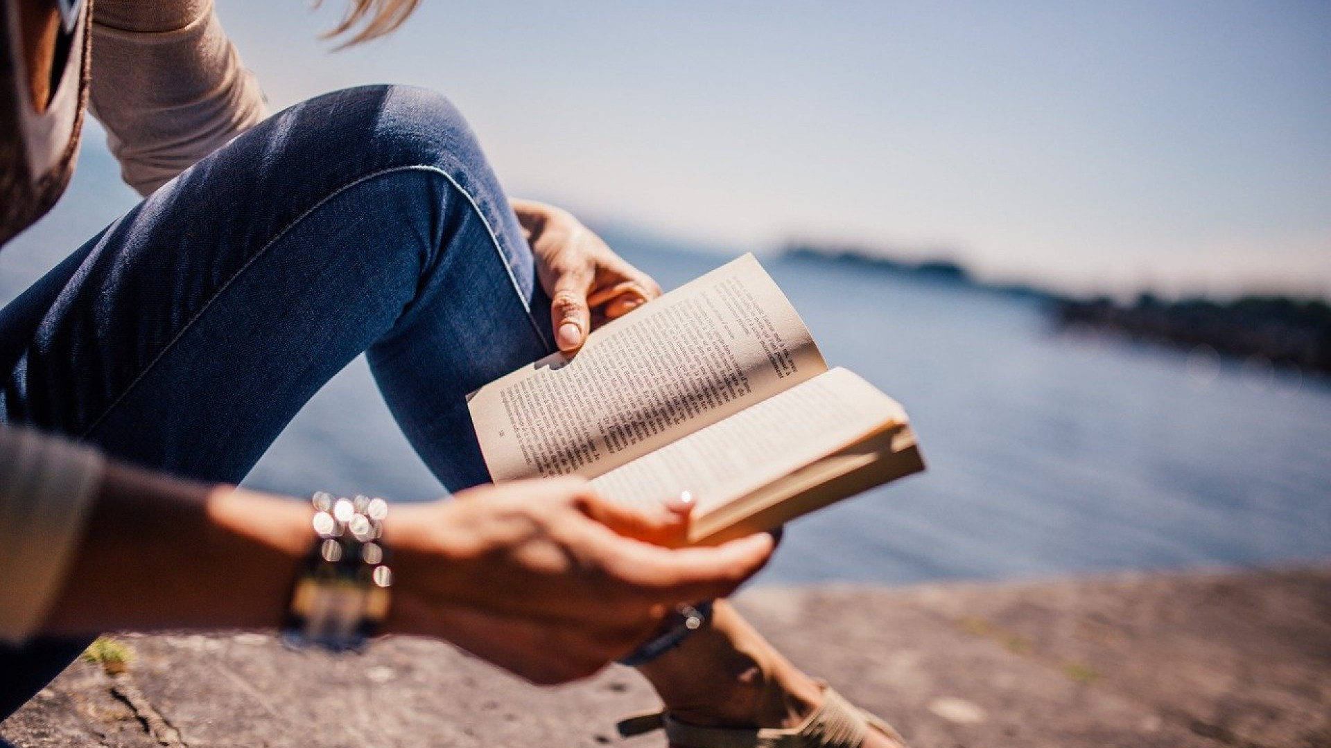 Pour inciter votre adolescente à lire, choisissez des livres romantiques dédiés à son âge