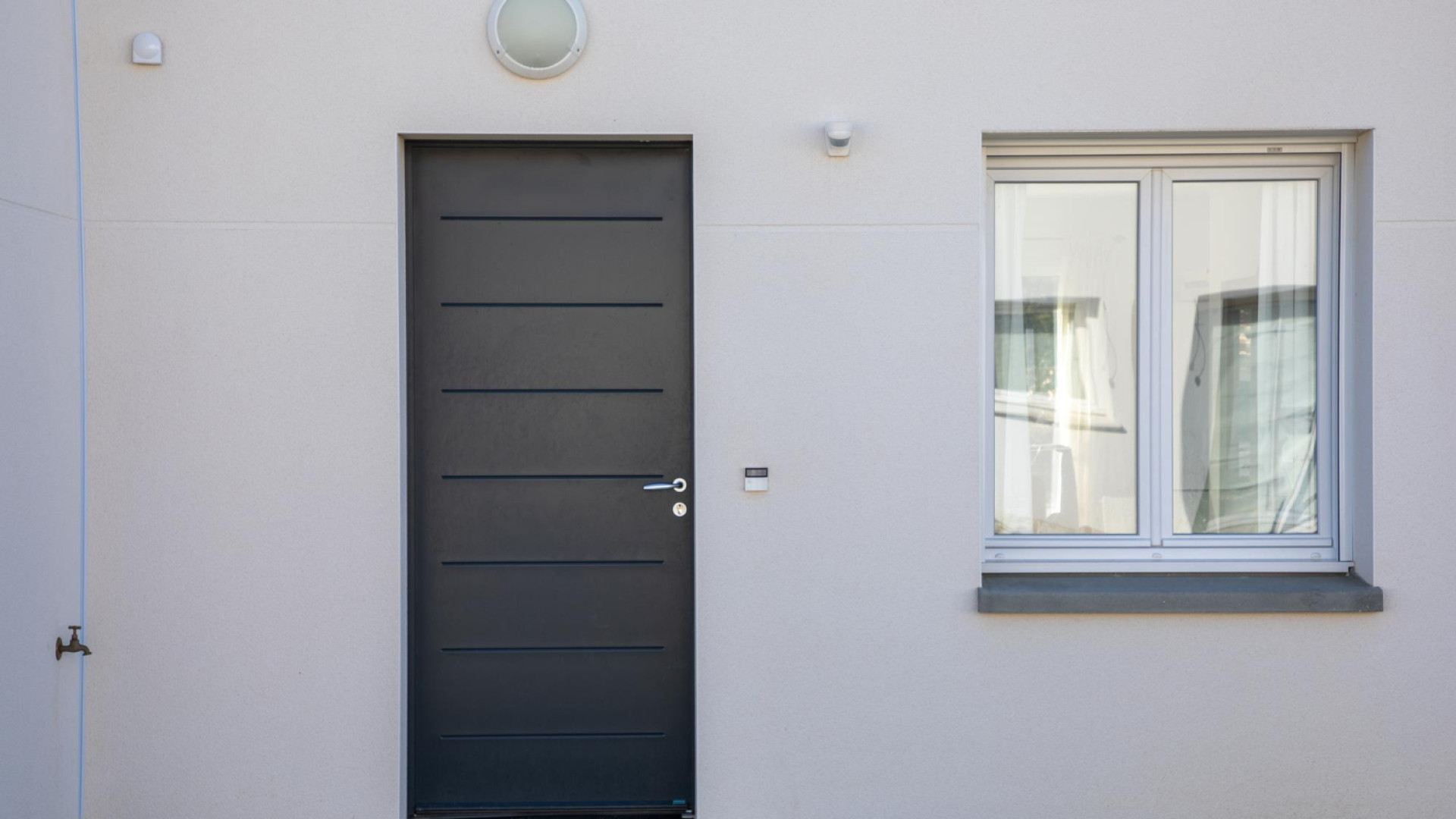 Transformez votre entrée avec une nouvelle porte adaptée à vos envies